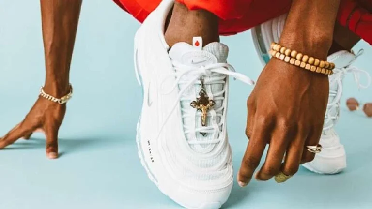 halucinant s au lansat pe piata pantofii lui iisus de la nike cu agheasma in talpa si crucifix la sireturi newit ro