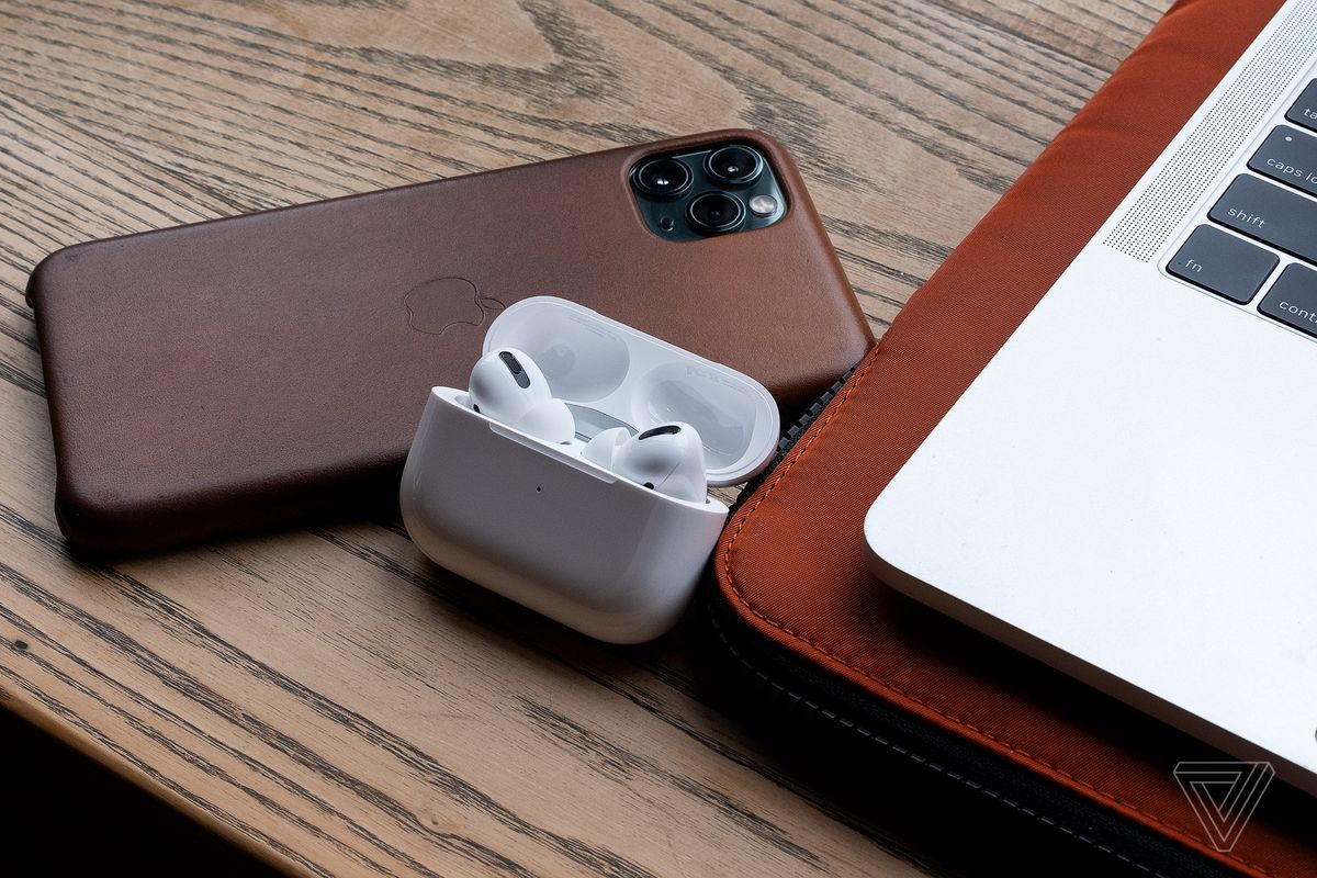 AirPods Pro, cele mai bune căști fără fir pentru persoanele care utilizează produsele Apple, prezentate lângă iPhone 11 Pro Max și MacBook Pro.