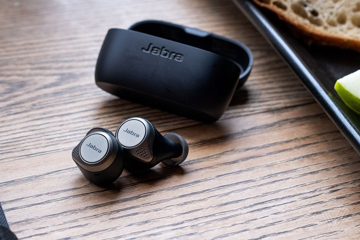 Jabra's Elite 75t, cele mai bune căști fără fir pentru multitasking, prezentate pe o masă.