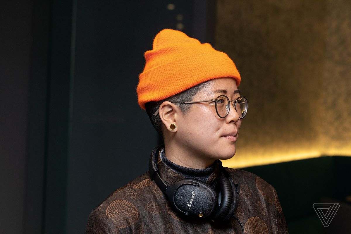 O fotografie a căștilor Marshall Monitor II ANC, cele mai bune căști de anulare a zgomotului pentru stil, în jurul gâtului cuiva.