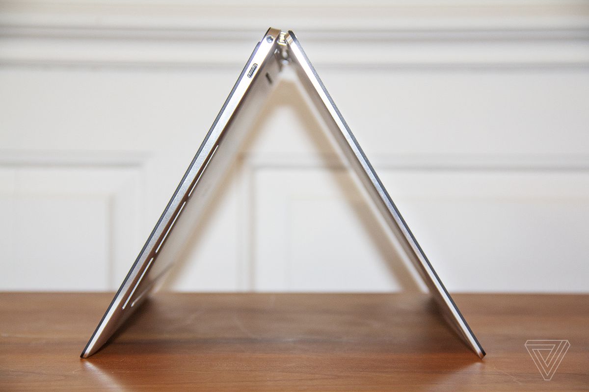 Dell XPS 13 2-în-1 în modul cort, din partea stângă.