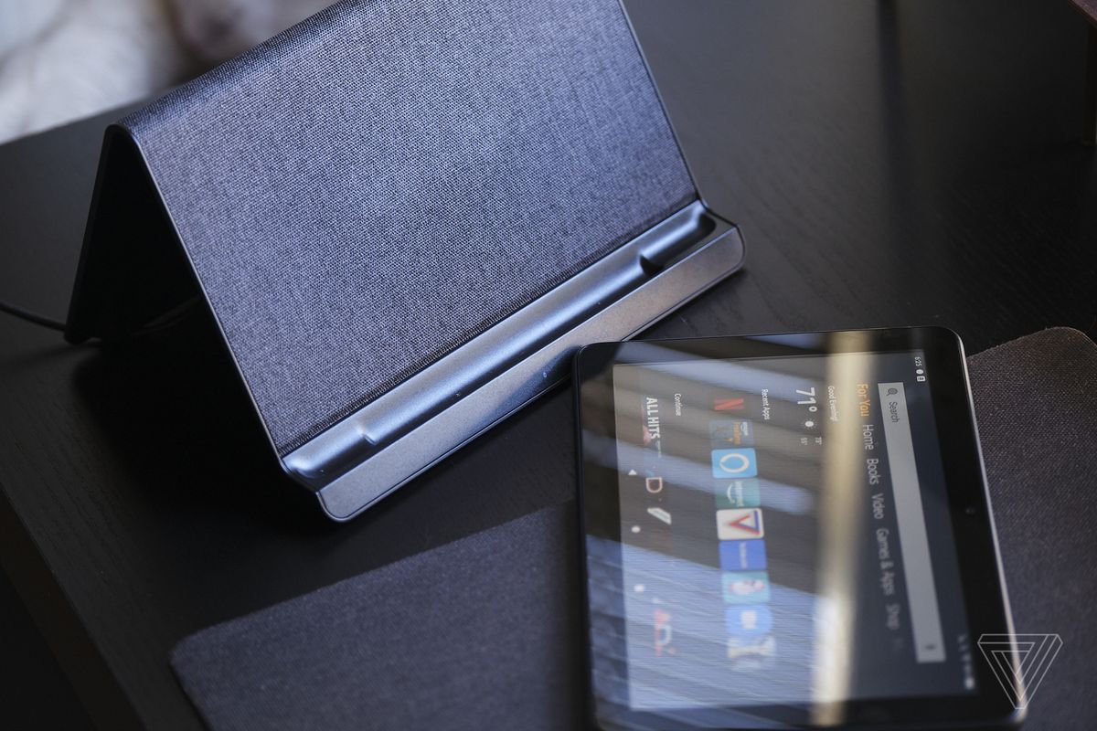 Încărcătorul wireless costă 40 USD singur sau 30 USD într-un pachet.  Tableta folosește USB-C pentru încărcare, care este mai rapidă.