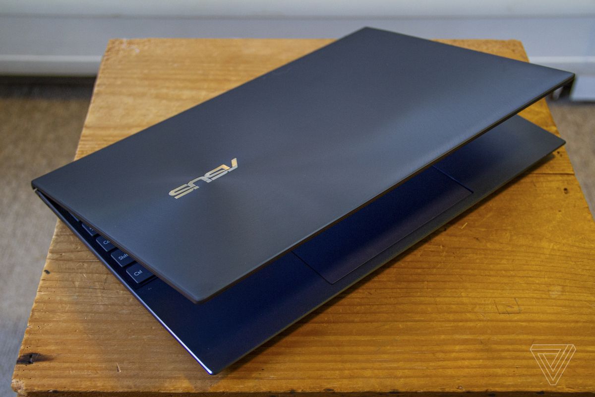 Asus Zenbook 14 a închis pe jumătate de sus.