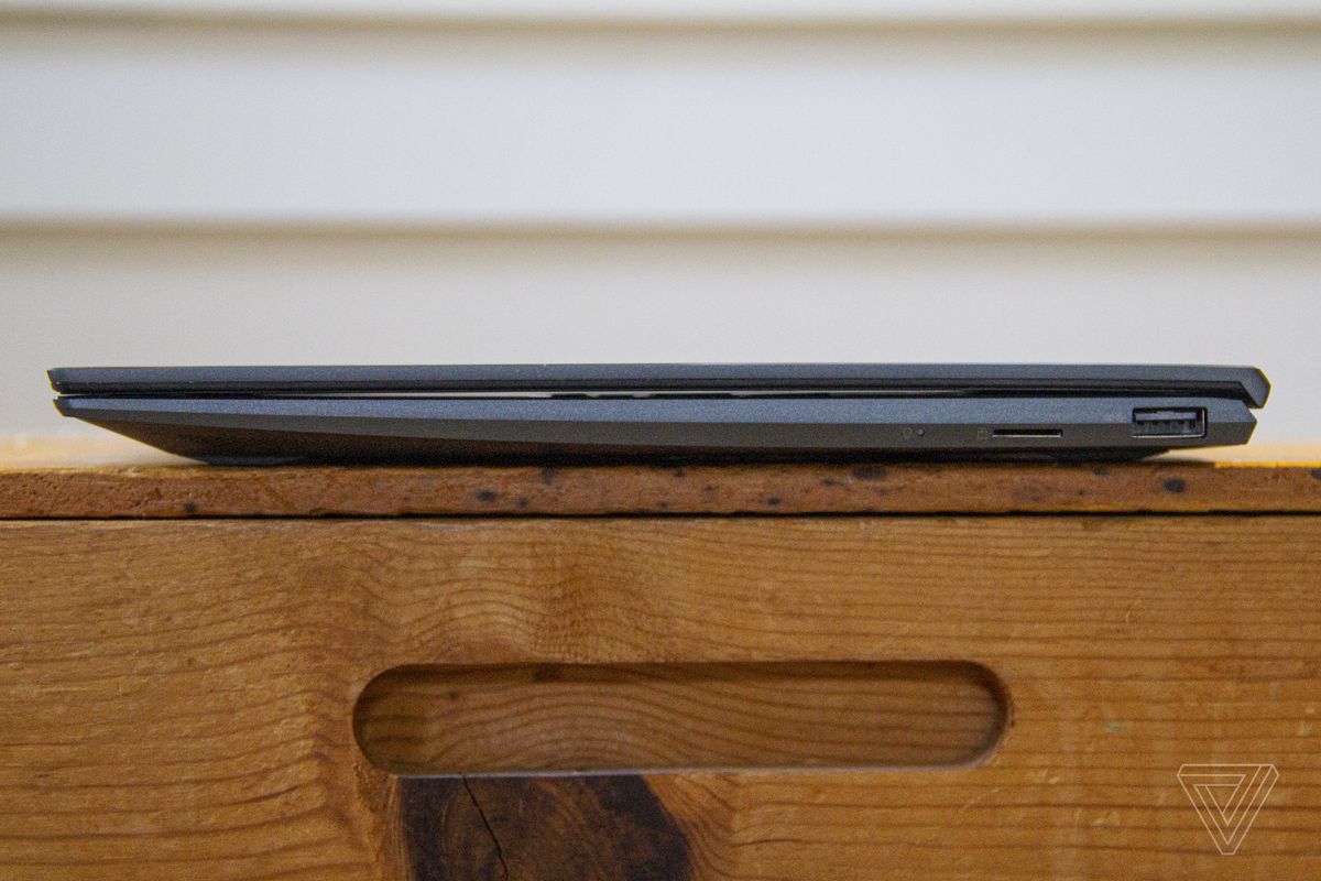 Asus Zenbook 14 s-a închis din partea dreaptă.
