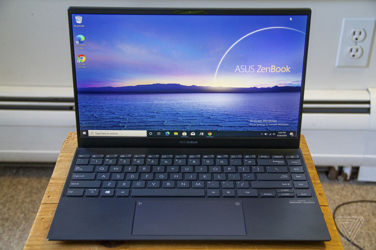 Tastatura și ecranul Asus Zenbook 14 de sus.