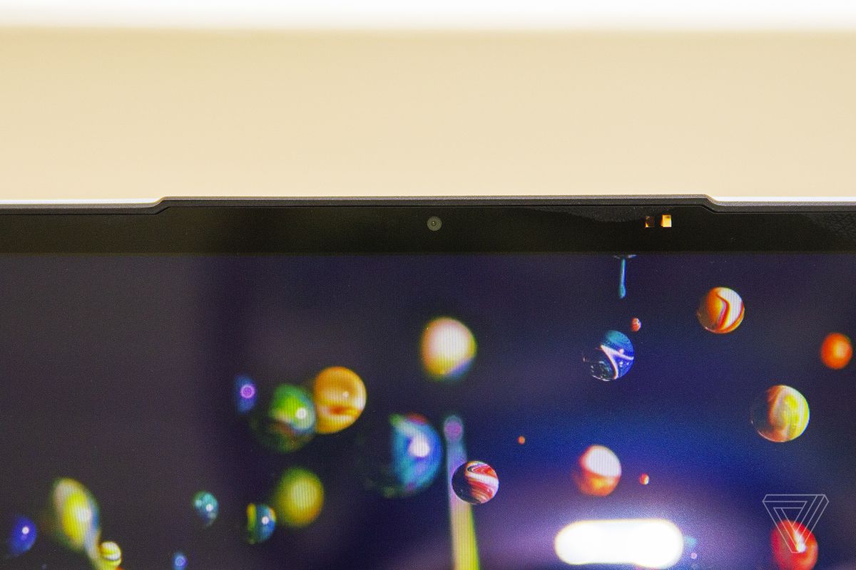 Camera web a Lenovo IdeaPad Slim 7 de aproape.