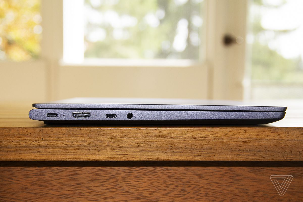 Lenovo IdeaPad Slim 7, închis lateral.