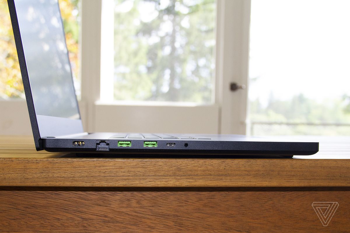 Razer Blade Pro 17 se deschide pe o masă din partea stângă.