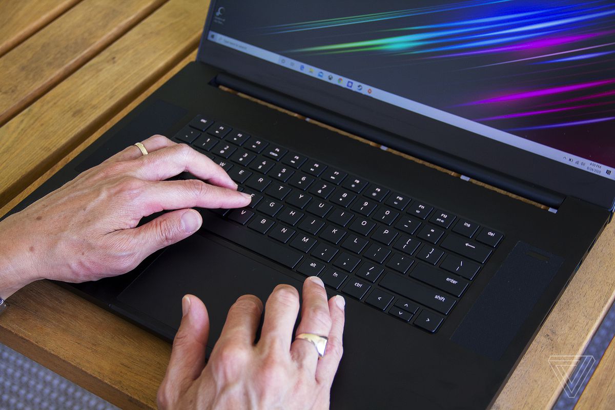 Un utilizator tastează pe tastatura Blade Pro 17.