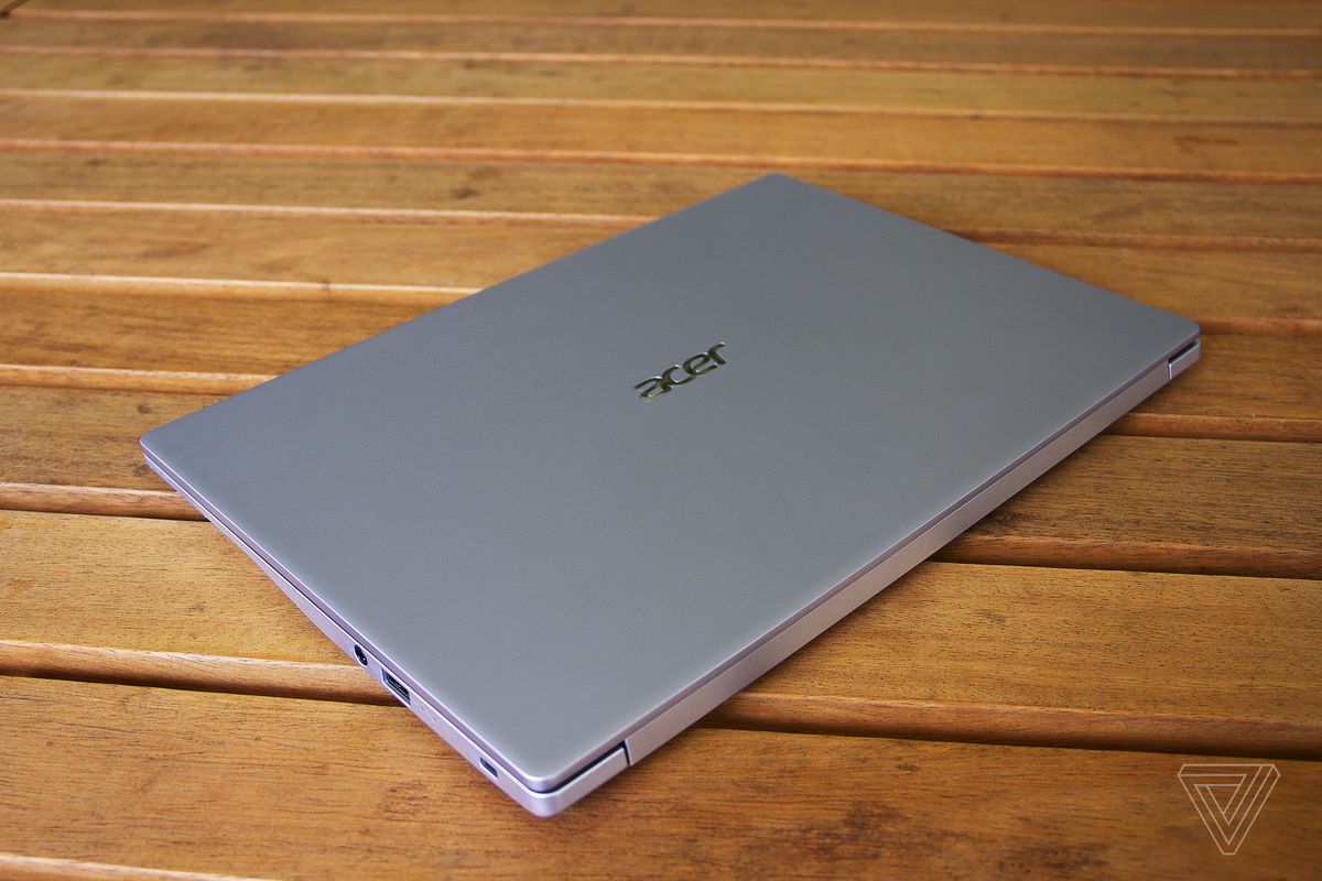 Capacul Acer Swift 3, închis.