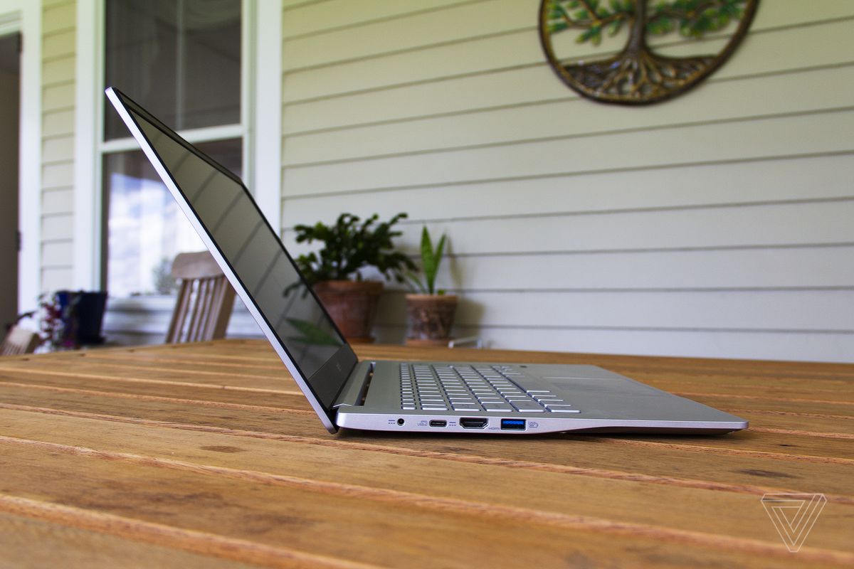 Acer Swift 3 din partea stângă.