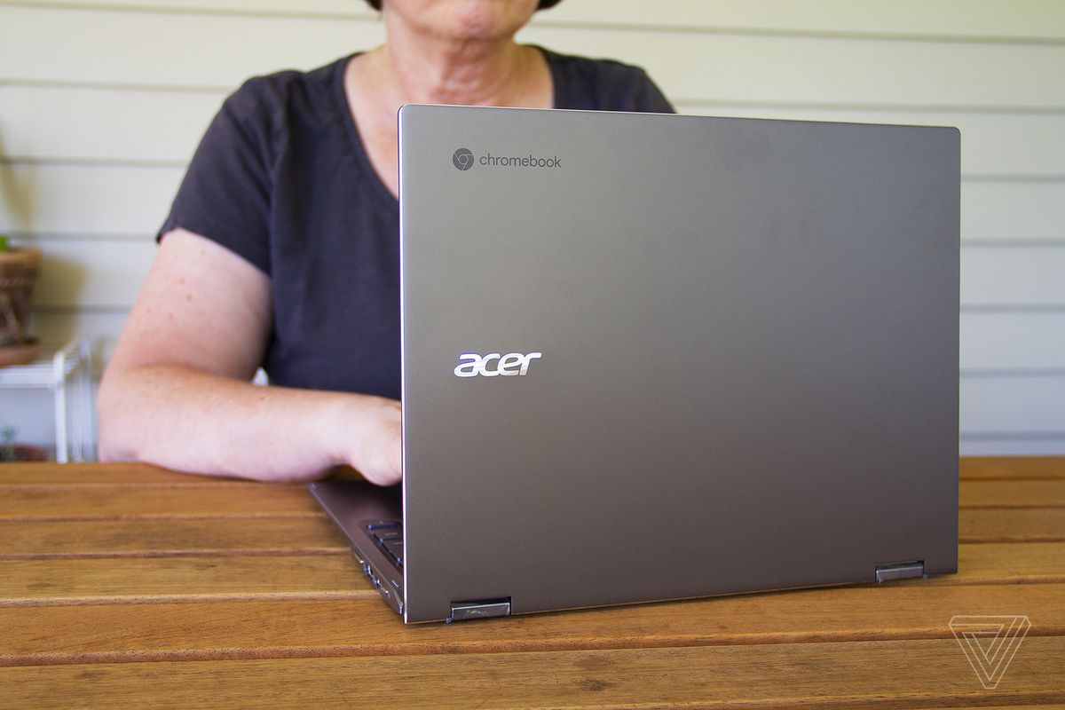 Un utilizator tastează pe Acer Chromebook Spin 713.