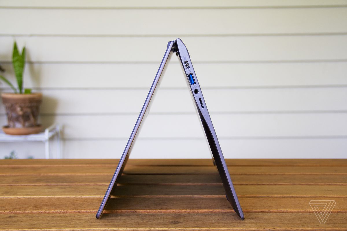 Chromebookul Acer Spin 713 în modul cort, din lateral.
