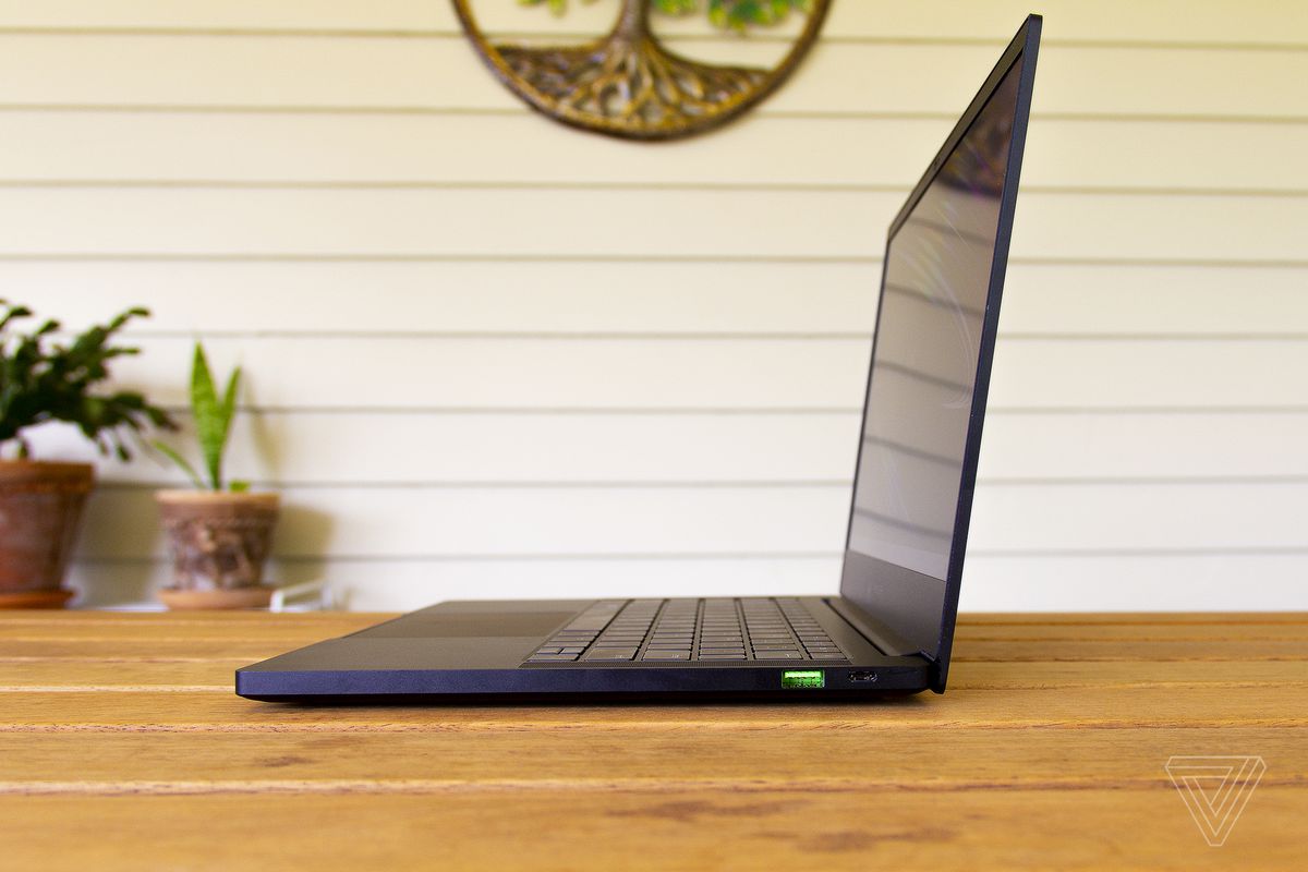 Razer Blade Stealth 13 din lateral.