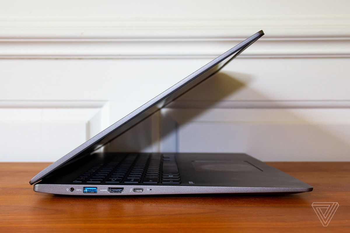 LG Gram 17 pe o masă, pe jumătate deschis.