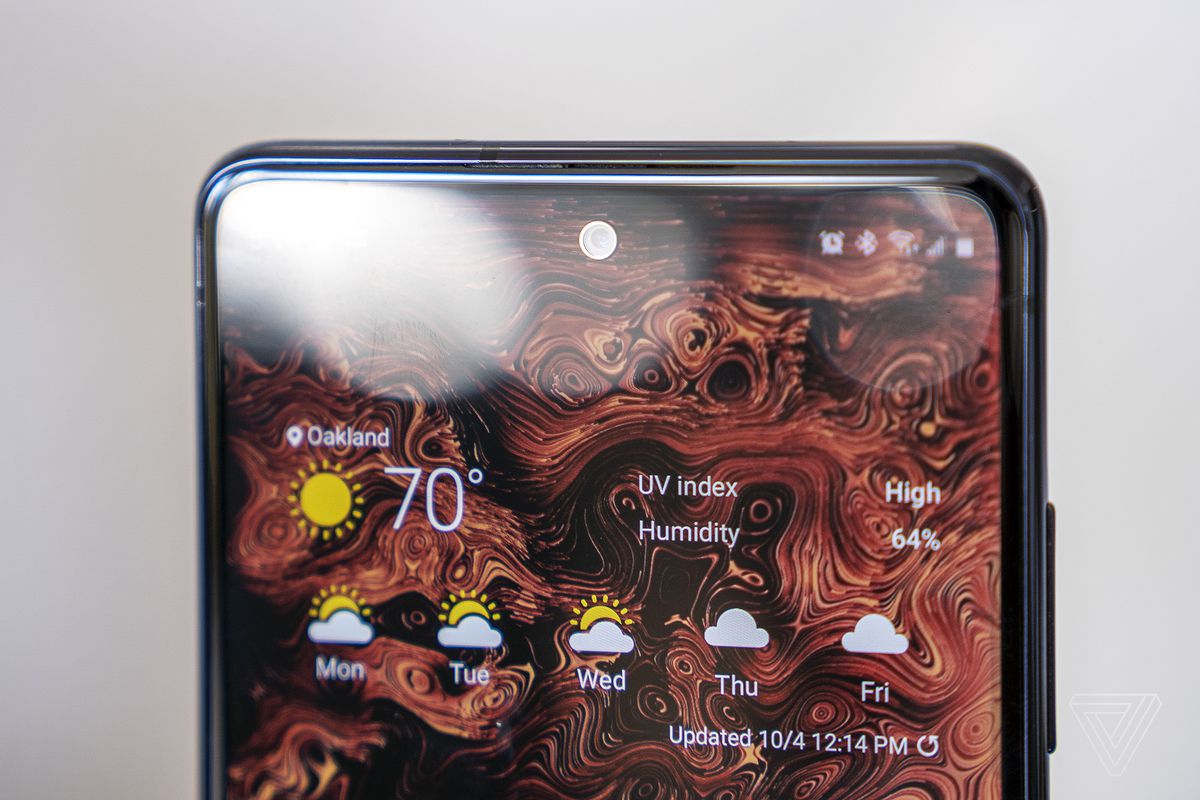 Există o jantă argintie care distrage atenția și enervant în jurul camerei selfie