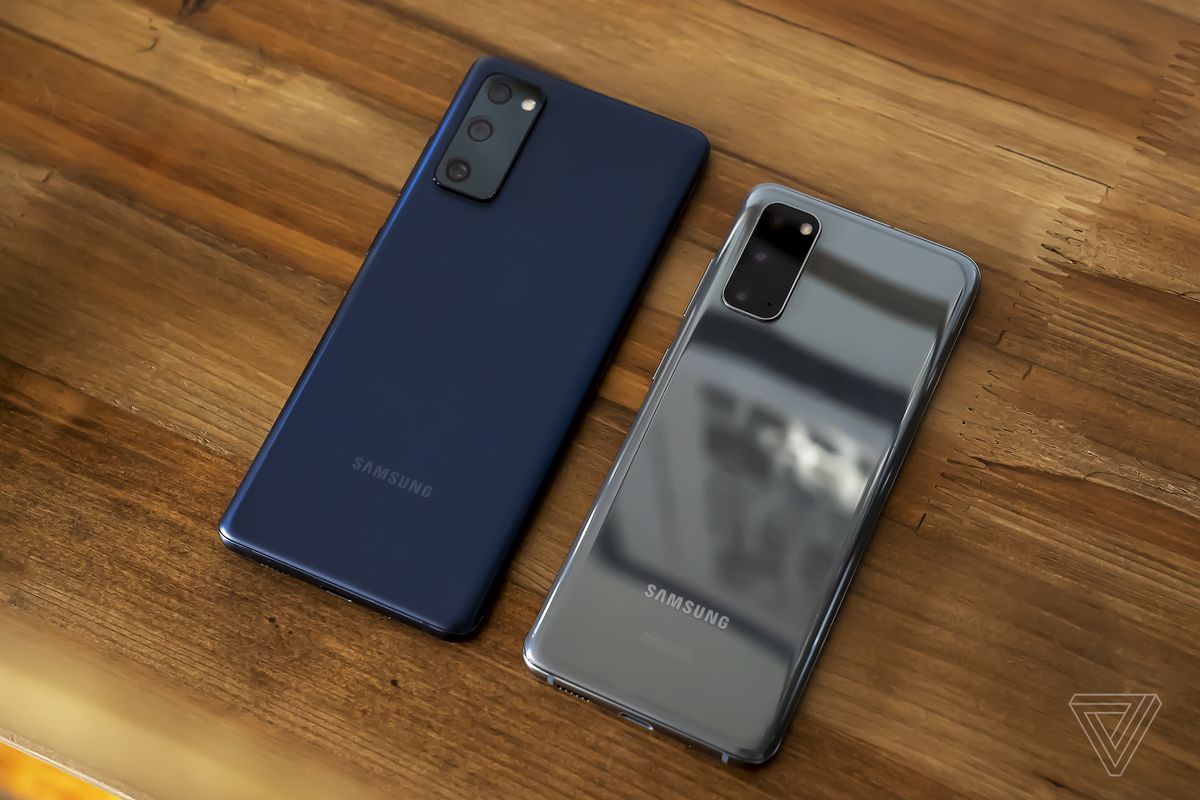 Galaxy S20 FE (stânga) și Galaxy S20 (dreapta)