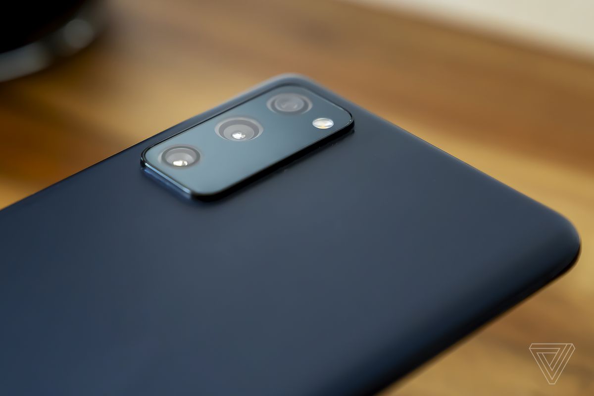 Cei trei senzori de 12 megapixeli se încadrează într-o cameră foarte rezonabilă