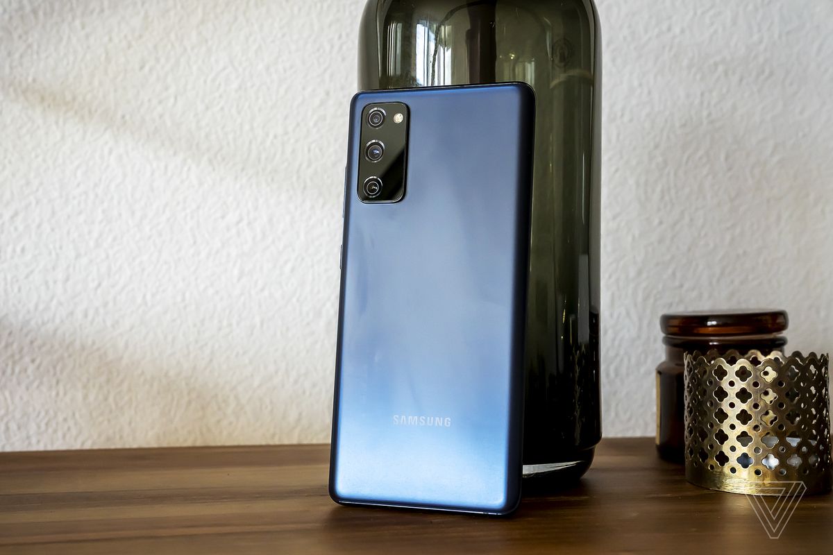 Spatele este din plastic, dar se simte solid.