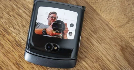 1608478099 De ce noile telefoane Motorola Razr de la Amazon au