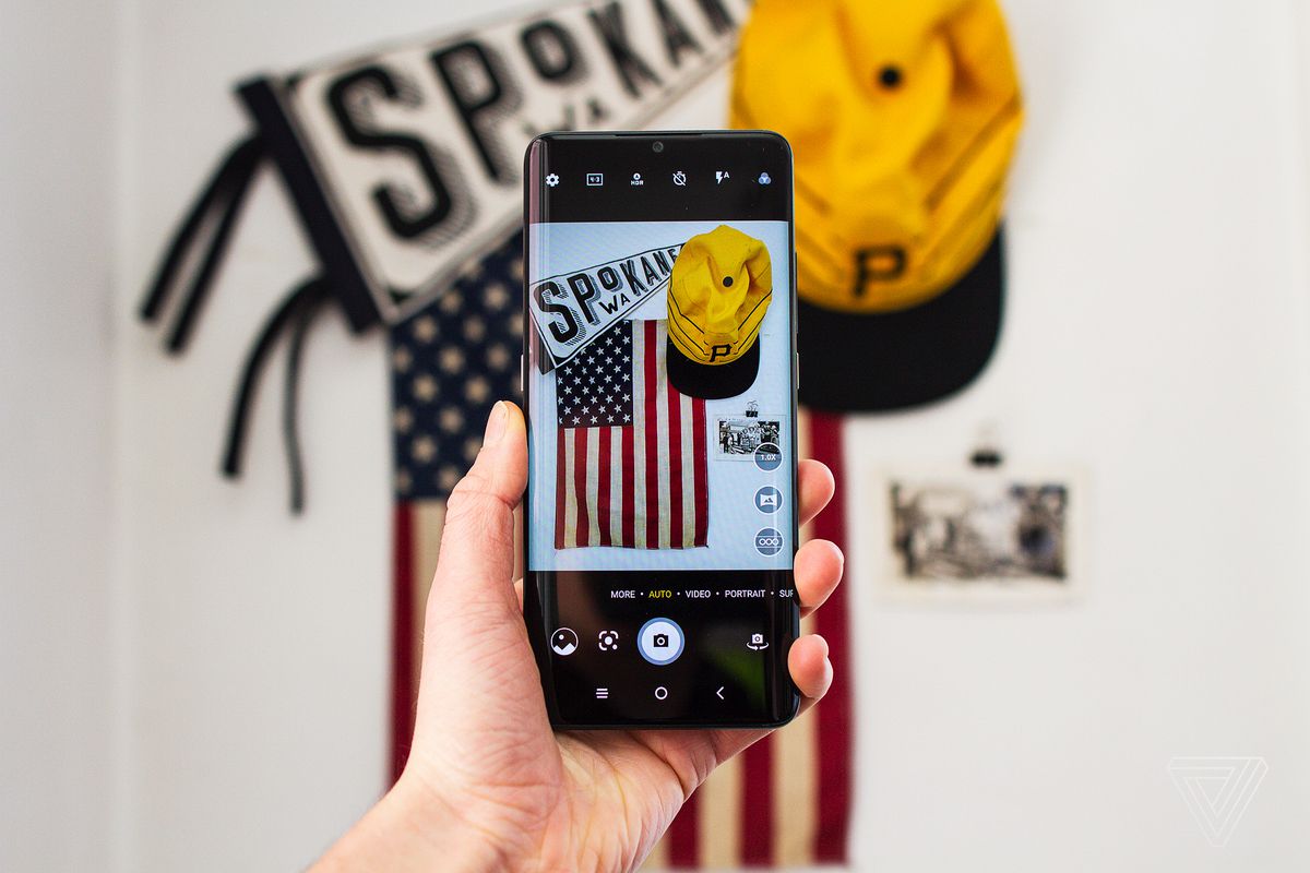 TCL 10 Pro a fost fotografiat din față.