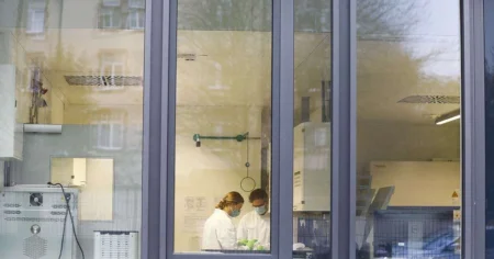 Anuntul vaccinului COVID 19 Pfizer arata promisiunea vaccinurilor pe baza de