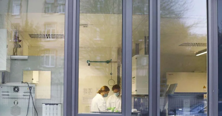 Anuntul vaccinului COVID 19 Pfizer arata promisiunea vaccinurilor pe baza de