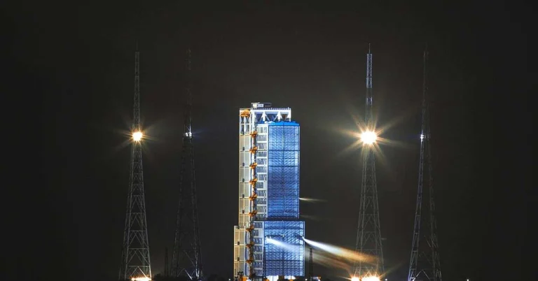 China lanseaza o misiune ambitioasa de a aduce inapoi mostre