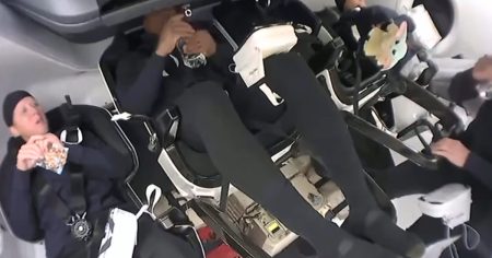 Echipa SpaceX Crew 1 valorifica Forta aducandu l pe Baby Yoda cu