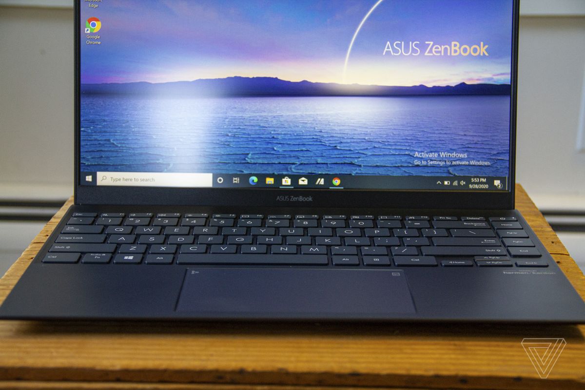Sigla Asus de pe rama inferioară a Asus Zenbook 14.