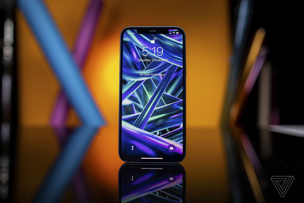 IPhone 12 arată grozav.  Noul design se simte atât modern, cât și clasic.