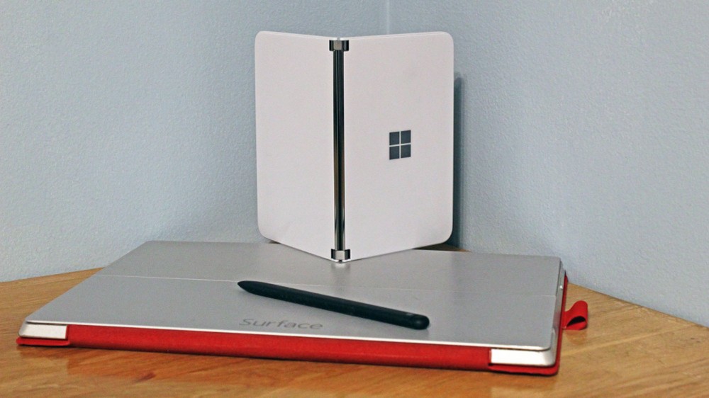 Surface Duo deasupra unui laptop pe o masă