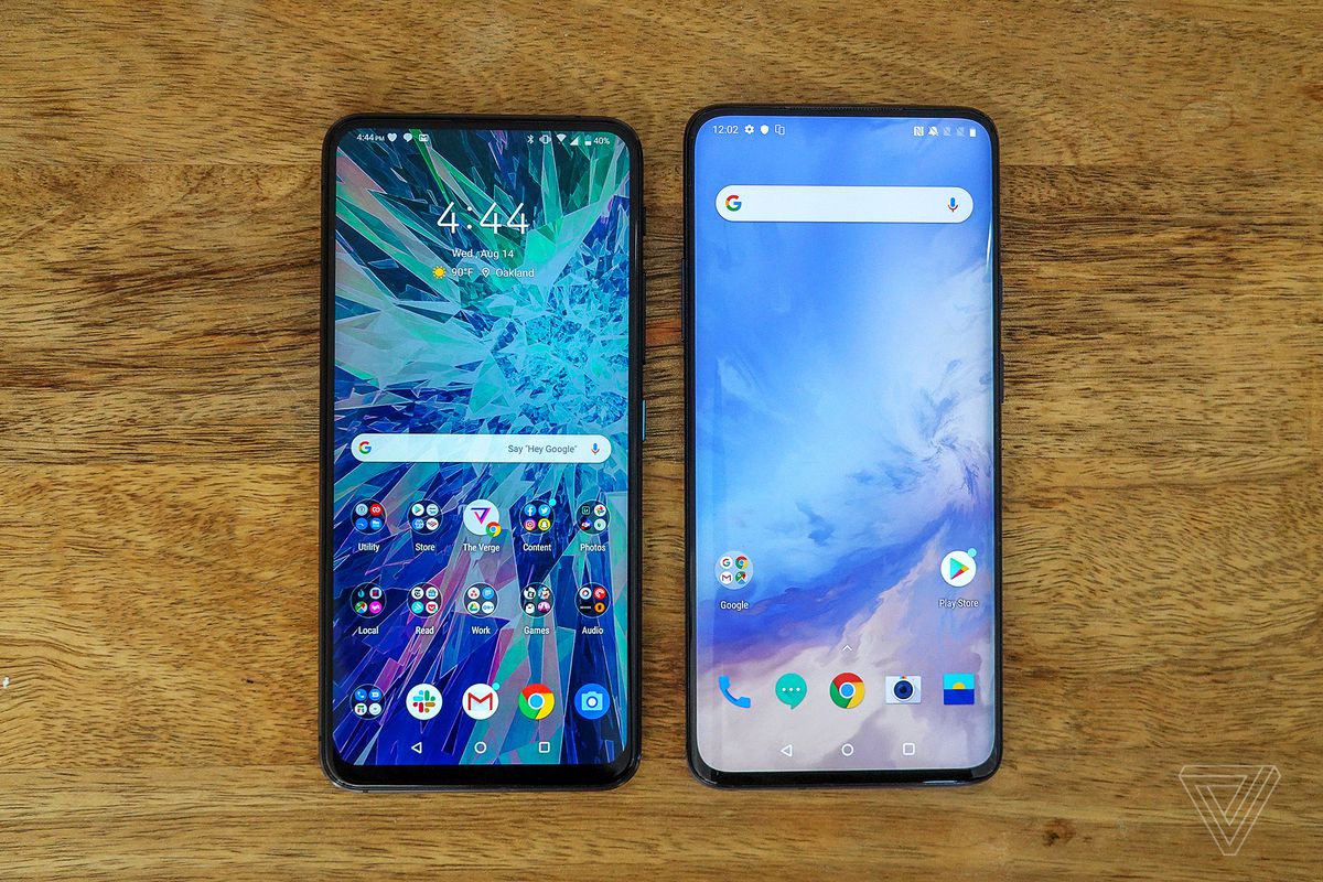 ZenFone 6 (stânga) este aproape la fel de mare ca OnePlus 7 Pro (dreapta).  Este mare.