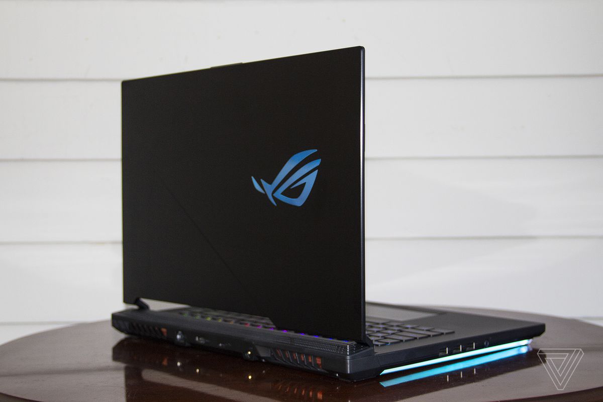 ROG Strix Scar 15 văzut la un unghi de 135 de grade.