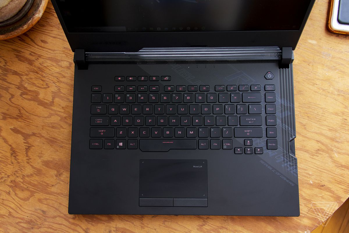 Tastatura și touchpad-ul Asus ROG Strix Scar văzute de sus.