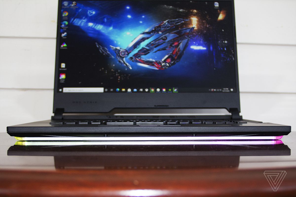 Primul plan al benzii LED de pe Asus ROG Strix Scar 15.