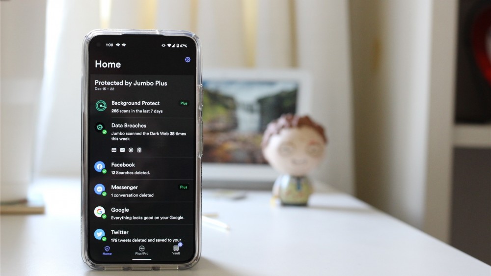 Confidențialitate Jumbo care rulează pe Pixel 5, Nest Hub și figura Leatherface în fundal