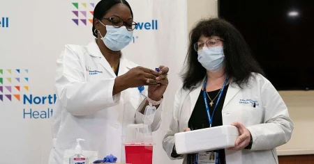 Lucratorii din domeniul sanatatii din SUA incep sa primeasca vaccinuri