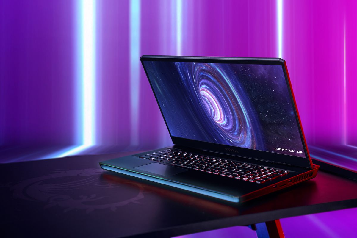 MSI GE76 Raider este deschis, înclinat spre stânga pe o masă neagră cu fundal violet. Banda LED și tastatura sunt iluminate. Ecranul afișează o gaură neagră cu sloganul „Aprinde-le” în colțul din dreapta jos.
