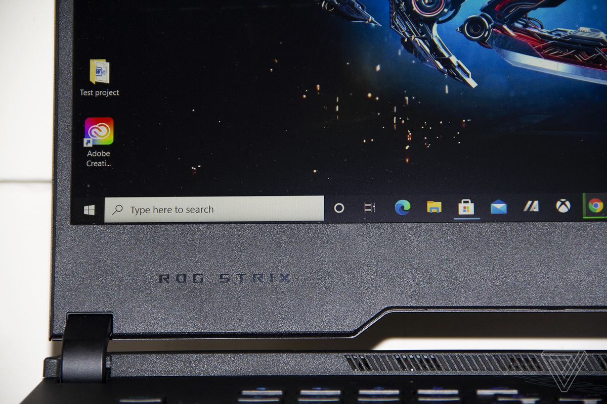 Primul plan al siglei ROG Strix de pe Strix Scar 15.