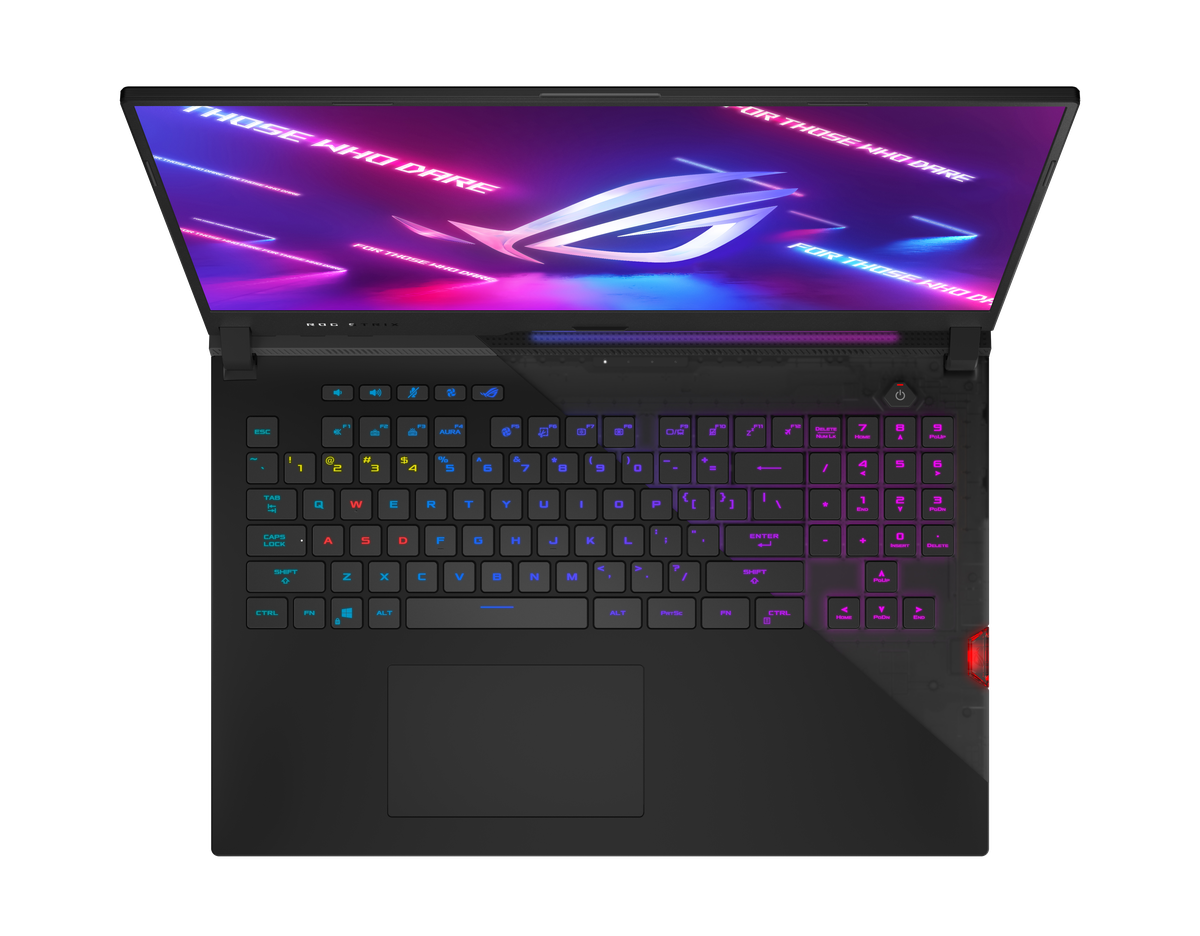 Asus ROG Strix Scar 17 văzut de sus cu tastatura RGB iluminată. Ecranul afișează sigla ROG pe un fundal violet.