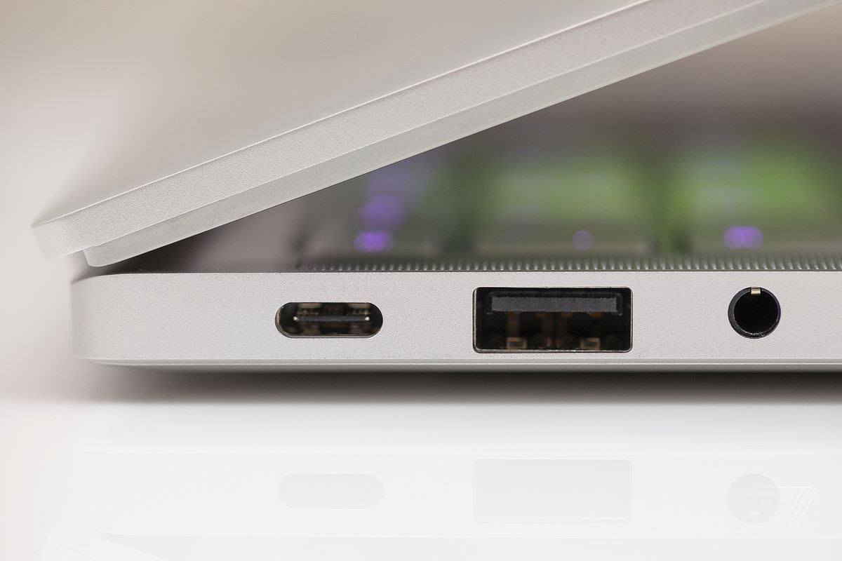 Porturile de pe marginea stângă a tastaturii Razer Book 13.