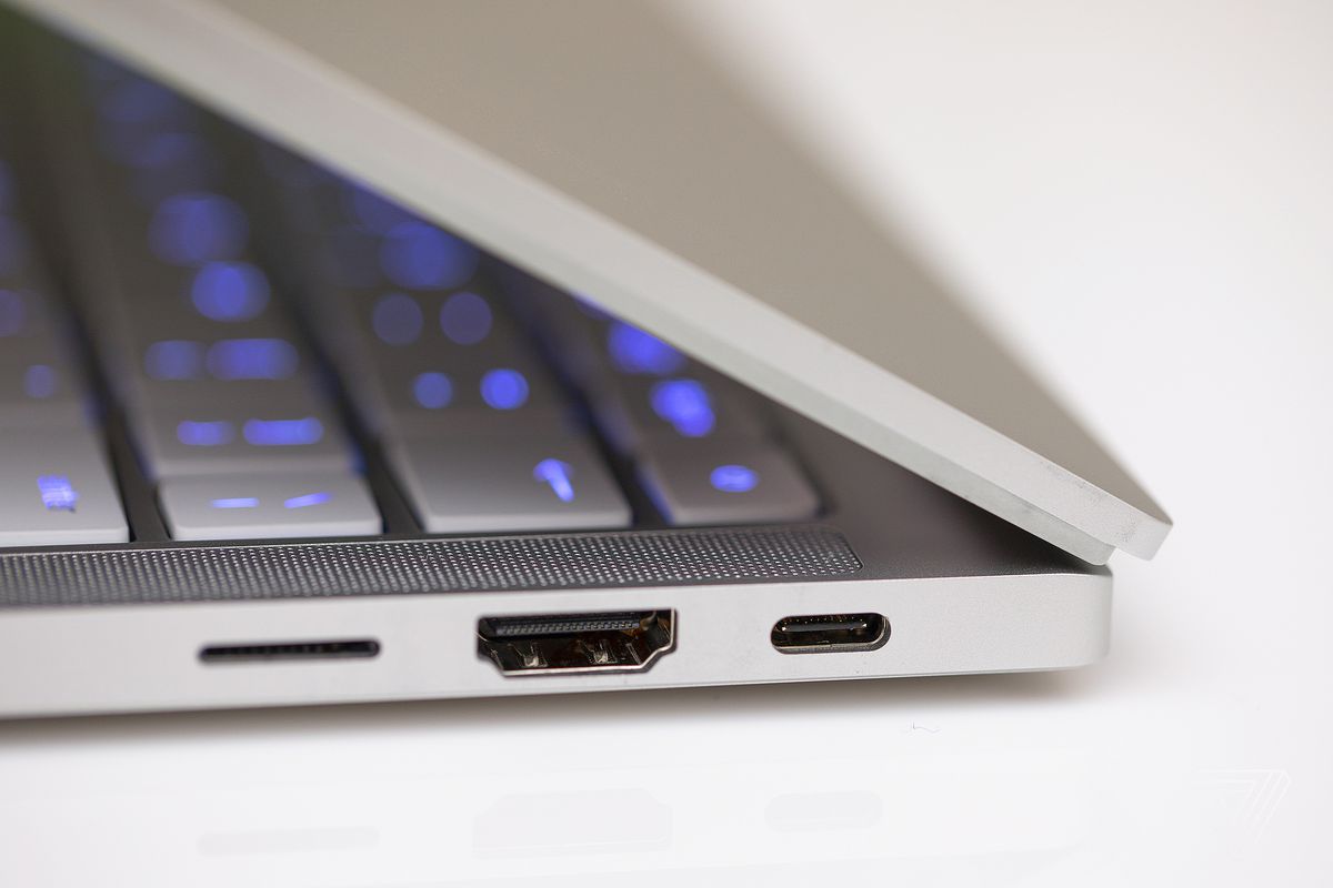 Porturile din partea dreaptă a punții de tastatură a Razer Book 13.