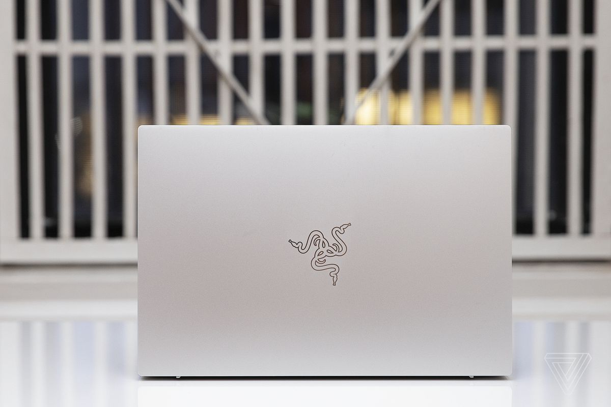 Cartea Razer 13 văzută din spate, deschisă.