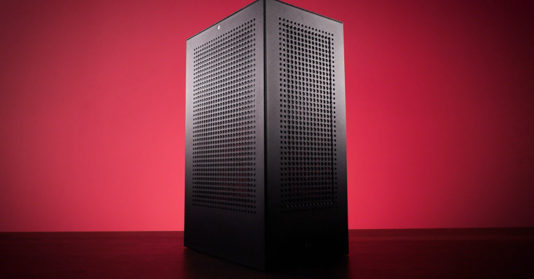 Carcasa pentru PC Revolt 3 MK3 a iBuyPower se ambaleaza