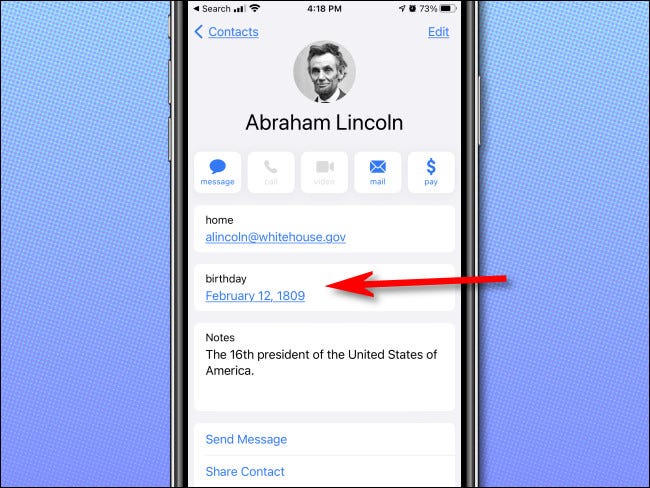 Examinarea unei zile de naștere în aplicația Apple iPhone Contacts.