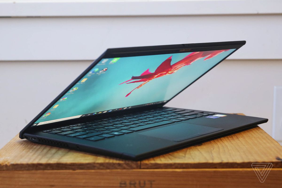 Vaio Z din partea stângă, pe jumătate deschis.