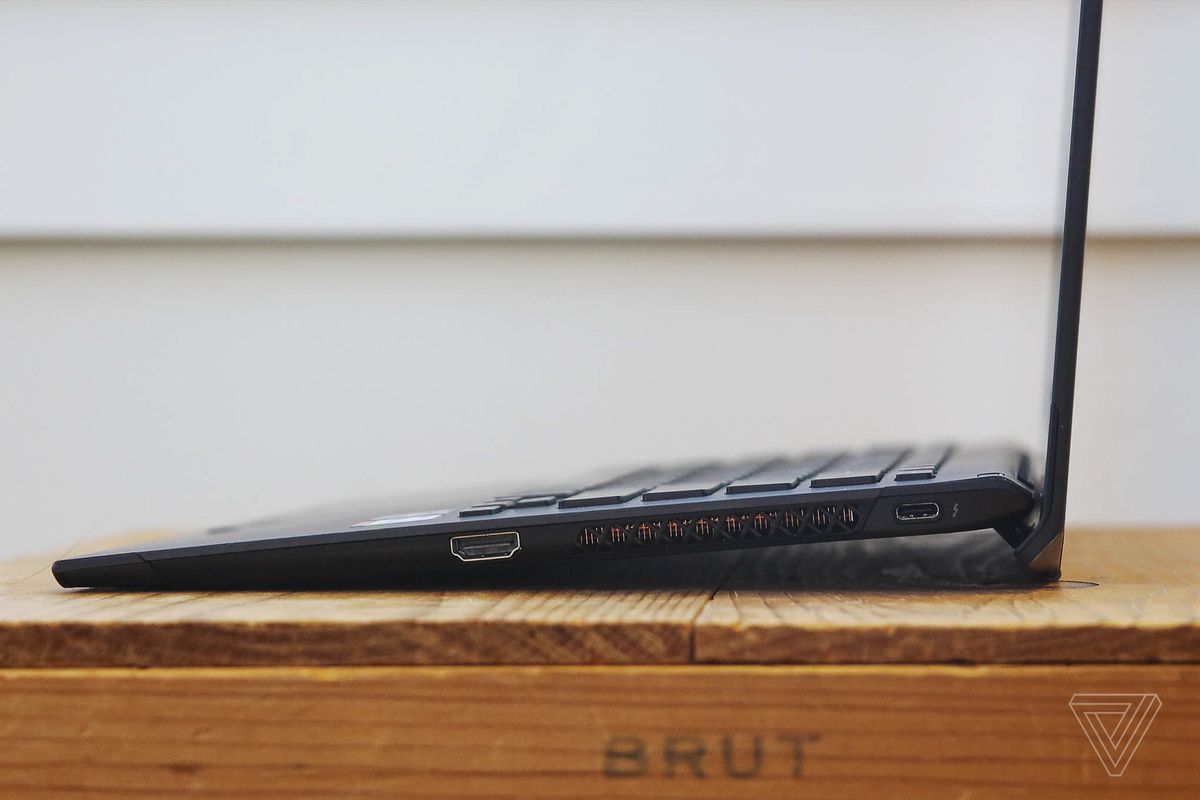 Vaio Z deschis, văzut din partea dreaptă.