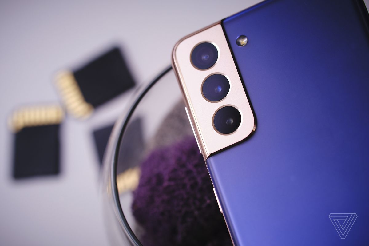 Există trei camere pe spatele S21