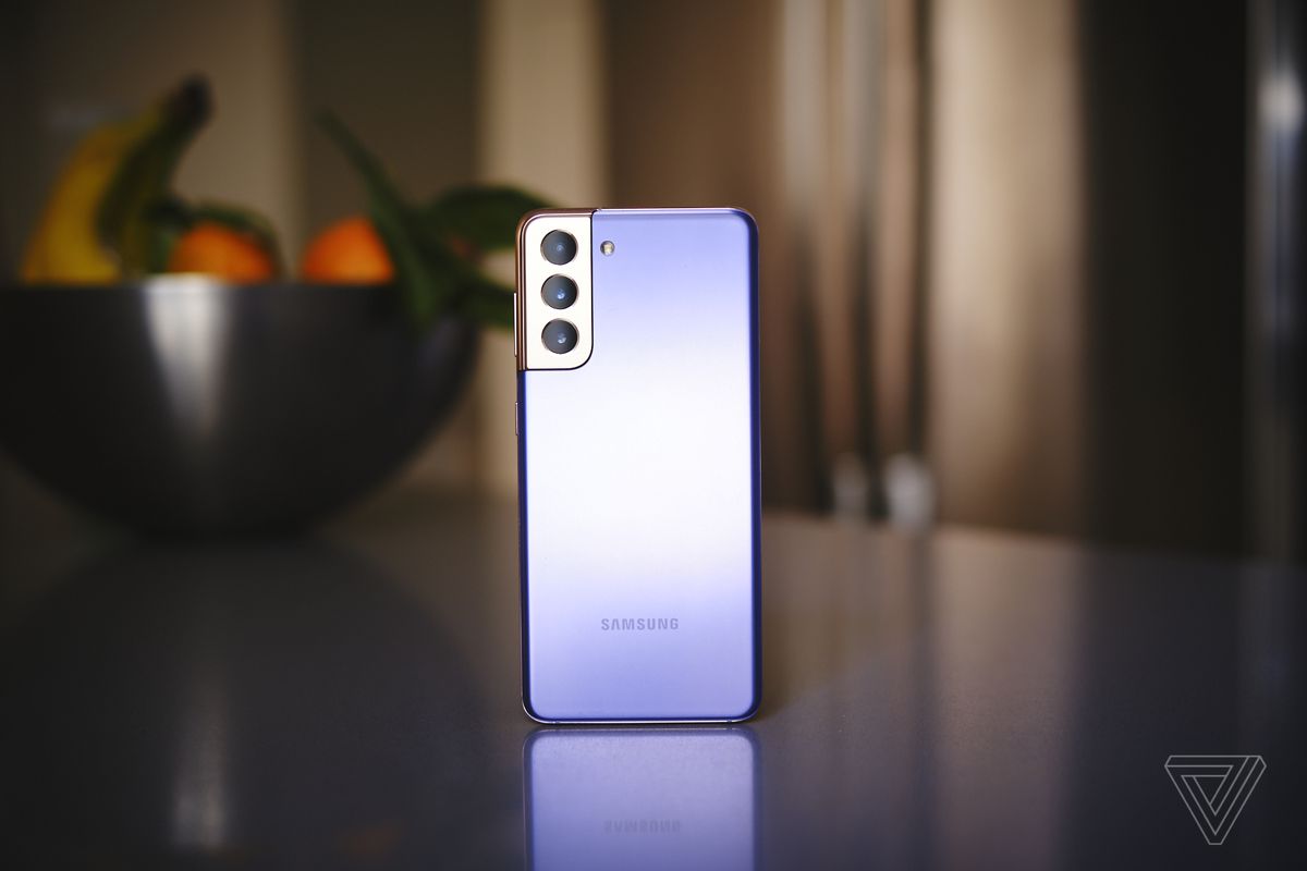 Partea din spate a modelului de bază este din plastic, dar se simte bine.